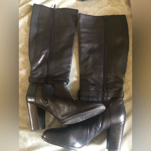 Ladies black leather boots, size 9  US - Picture 3 of 10